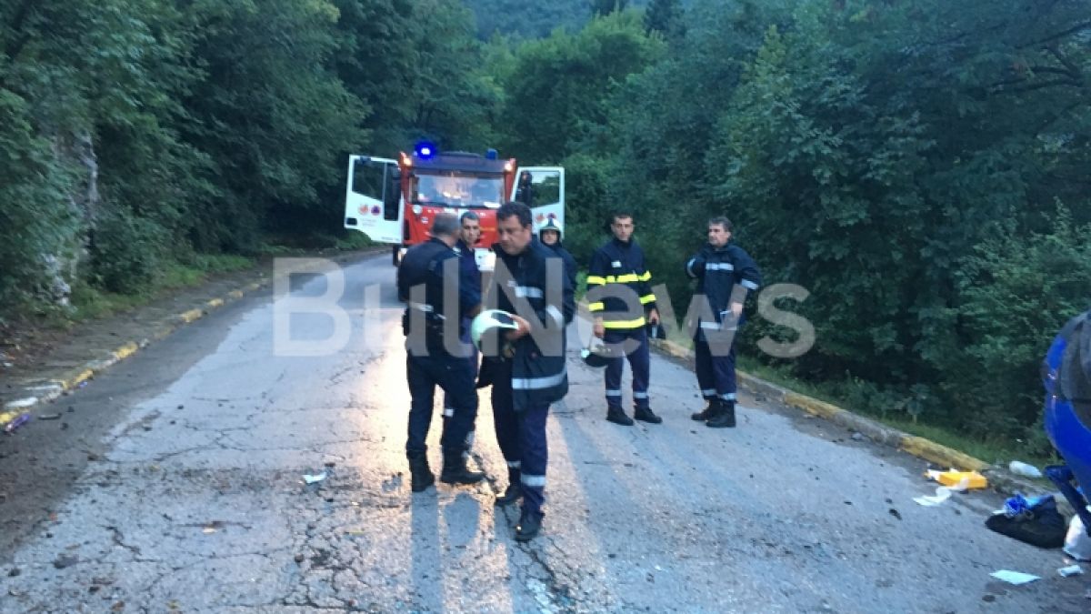 Жестока катастрофа край Враца! "Сеат" се обърна на пътя, пожарникари вадят пострадалите младежи (СНИМКИ 18+) 