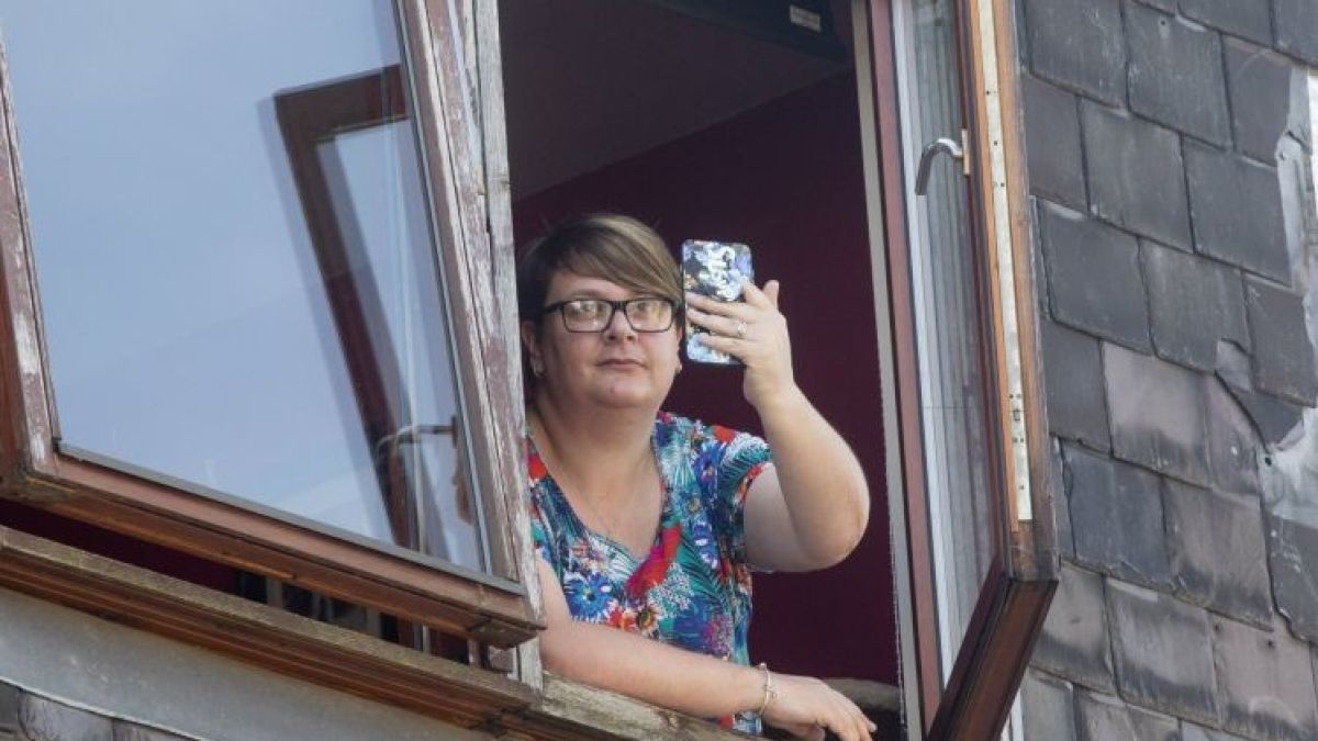 Ужасът от първо лице: Вижте как мълния удари в телефона на майка на две деца, докато снимаше бурята (ВИДЕО)