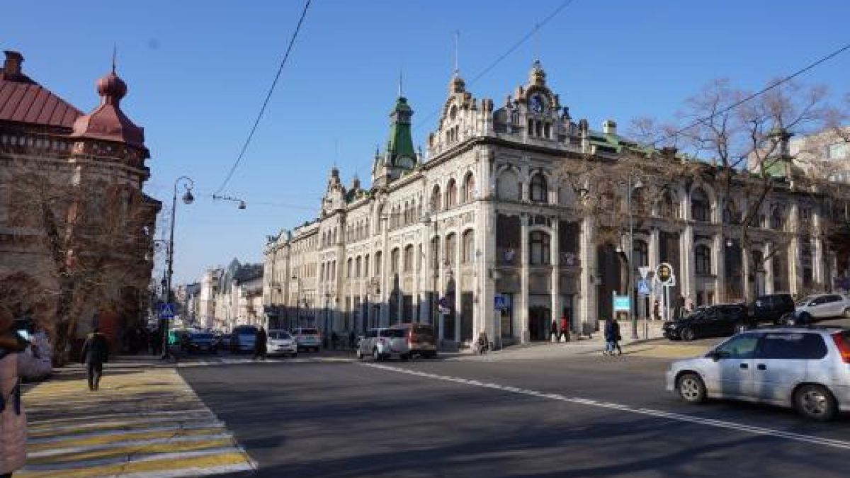 Две девойки преминаха по улиците на Владивосток по голи гърди (ВИДЕО 18+)