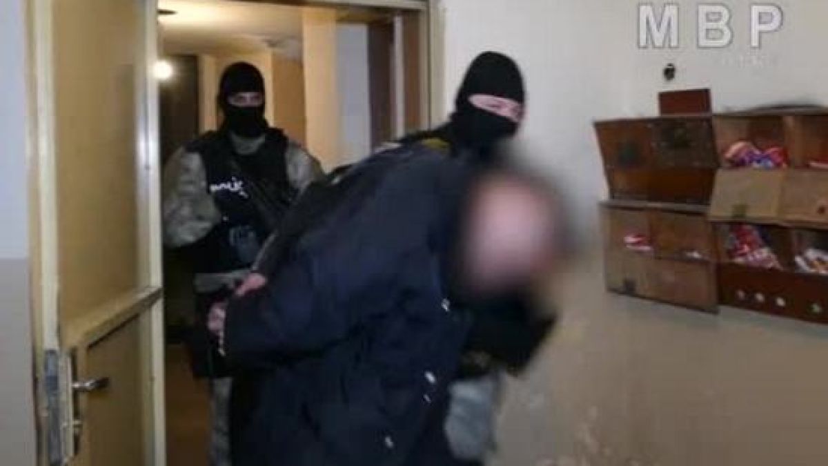Удар по дрогата в Слънчев бряг! Полицаи нахлуха в апартамент на оборотен дилър, откриха купища опиати