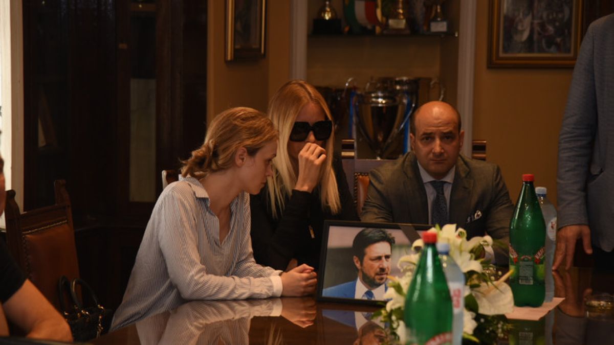 Овдовялата красавица Саня оплака разстреляния белградски адвокат: Мили мой, най-обични... (СНИМКИ)