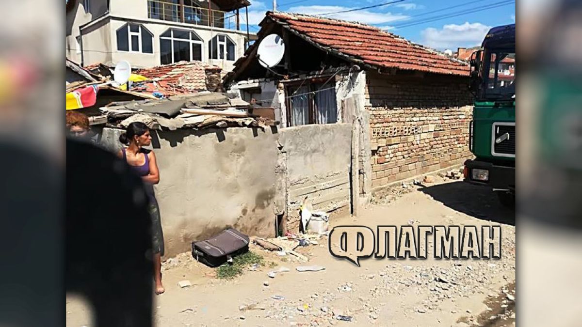 Багери завардиха ромската махала в Айтос, ще сриват къщи, затапили дерето (СНИМКИ)