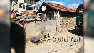Багери завардиха ромската махала в Айтос, ще сриват къщи, затапили дерето (СНИМКИ)
