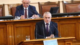 Валентин Радев вдигна завесата за избягалия от България с много пари брат на депутата от БСП Стоилов, червените напуснаха парламента!