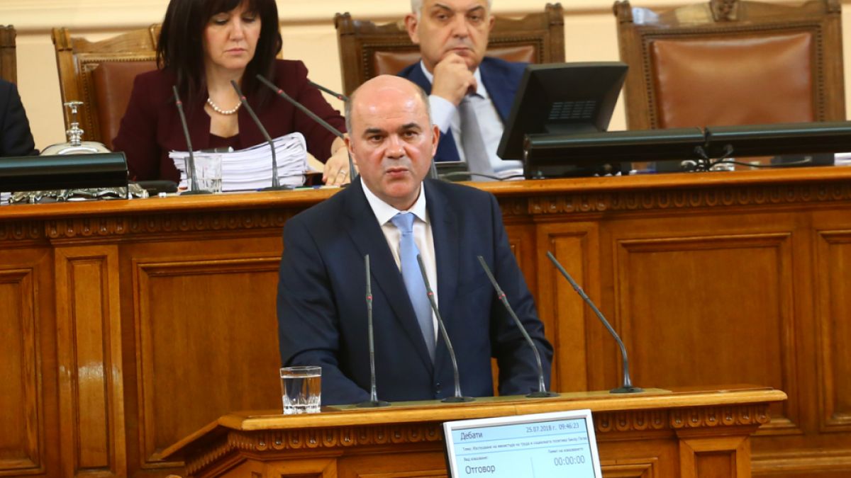 Бисер Петков представя Закона за социалните услуги в парламента