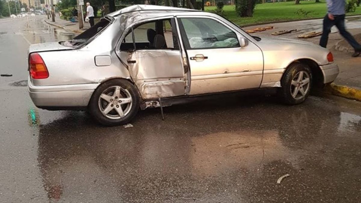Сигнал до БЛИЦ! Автомеле в столичния квартал "Младост" прати двама в болница