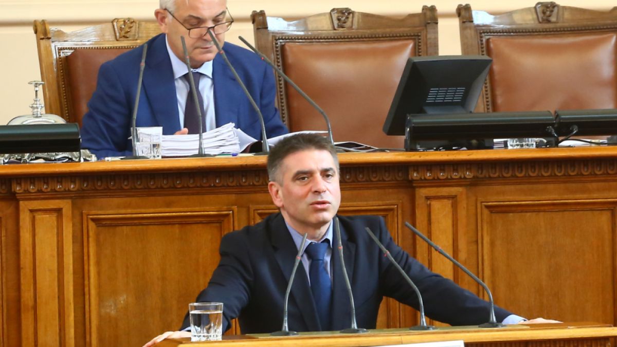 Пада главата на шефа на затворите