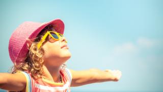 Баща остави малко момиченце без надзор в автосалон и стана страшно СНИМКИ