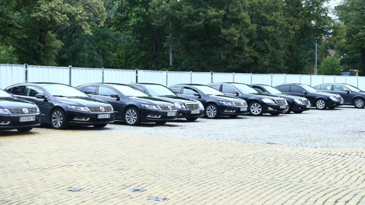 Украински бежанци със скъпарски коли подлудиха автоджамбазите и МВР, ето защо