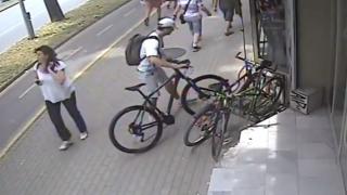 Виждали ли сте този наглец? Извърши нещо много гнусно на оживен булевард във Варна! (ВИДЕО)