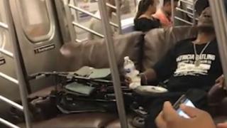 Странен младеж събра погледите на пътуващите в метрото на Ню Йорк и си навлече гнева на мрежата (ВИДЕО)