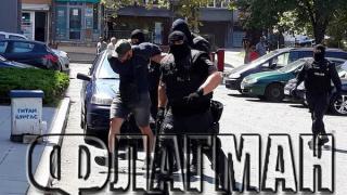 Полицаи с качулки и автомати ескортират един от най-близките хора на Очите (ЗРЕЛИЩНИ СНИМКИ)