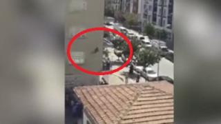 Младеж полетя от 5-етажна сграда, но и падането не успя да наруши здравия му сън! (ВИДЕО)