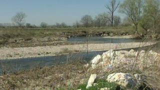 Край село Катуница вече е страшно! Река Чая скъса диги, заля всичко 