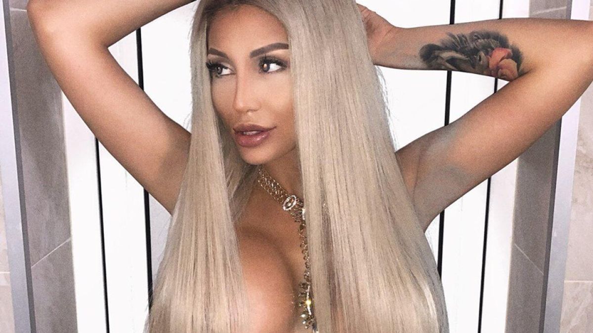 В ранни зори Джулиана Гани взриви мрежата с палава СНИМКА (18+)! Награбила пищния си бюст лежи до голия...
