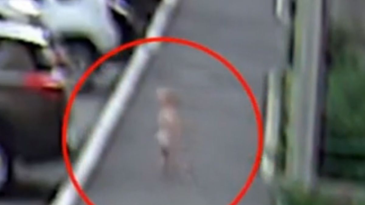 Заснеха на ВИДЕО как дете на година и половина бяга от детската градина