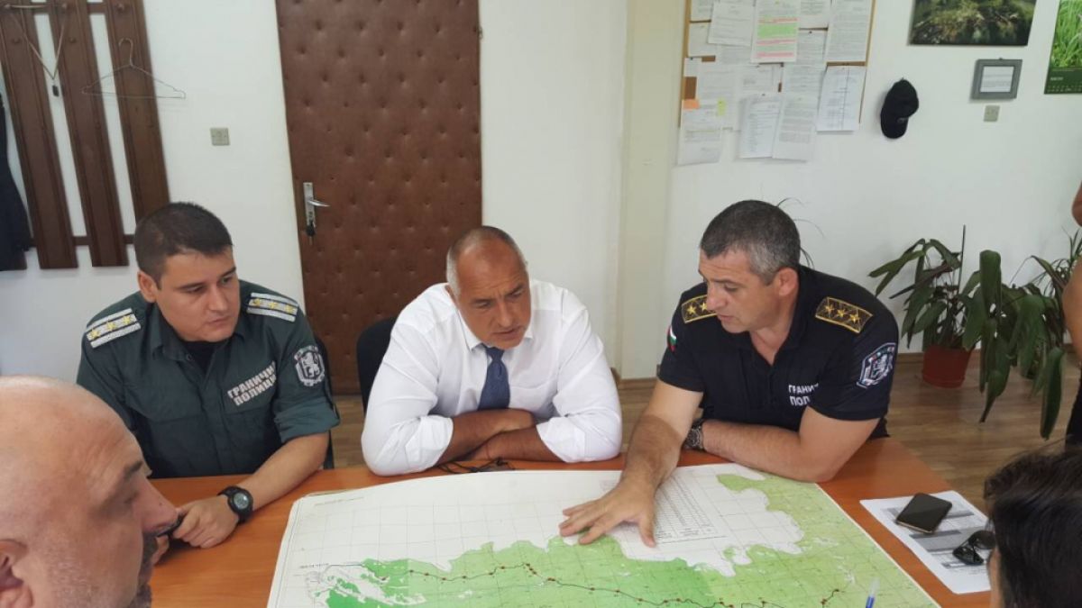 Първи СНИМКИ от Борисов на границата с Турция