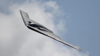 Защо още лети бомбардировачът-ветеран В-2 (СНИМКИ)