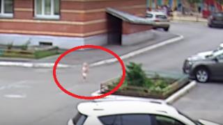 Едногодишно момченце по памперс избягало от... детската ясла (ВИДЕО) 
