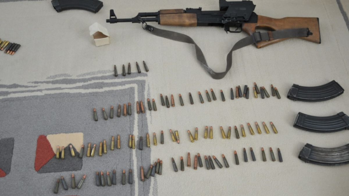 Пещерата на Али Баба! Полицаите откриха боен арсенал като за малка война и съкровищница в дома на общинския съветник Бенчо Бенчев (СНИМКИ)
