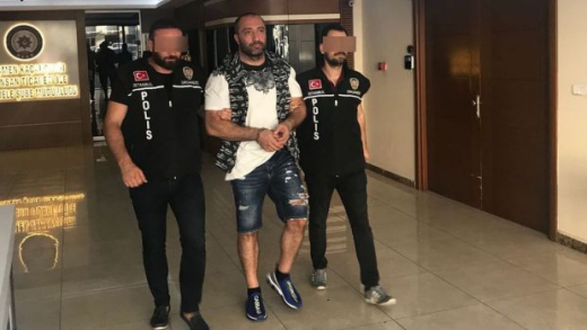 Извънредно! Полицията тараши още домове на близки хора около Митьо Очите, изплуваха имената на две важни фигури и известна фолк певица