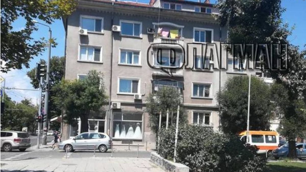 Полиция и линейка блокираха сграда в центъра на Бургас, откриха труп