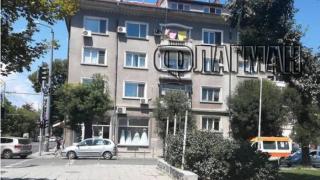 Полиция и линейка блокираха сграда в центъра на Бургас, откриха труп