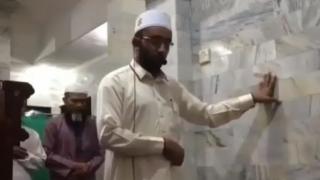 Невероятен момент на вяра! Вижте как имам се моли, без въобще да се уплаши от земетресението в Индонезия (ВИДЕО)
