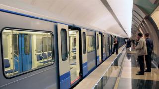 Безсрамна двойка се награби да прави секс в метрото пред шашардисаните очевидци (ВИДЕО 18+)