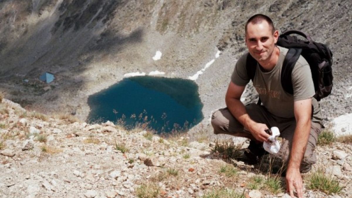 8-годишната Моника мечтае да направи машина на времето, за да помогне на баща си