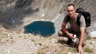 8-годишната Моника мечтае да направи машина на времето, за да помогне на баща си