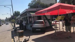Извънредно и първо в БЛИЦ! Фиат се вряза в известна столична дюнерджийница (СНИМКИ)
