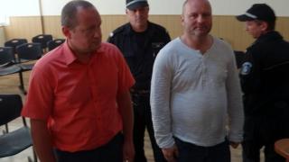 Само в БЛИЦ: Отчаяна съпруга на арестуван шеф на Здравната каса заведе свещеник в съда, но и Господ не помага