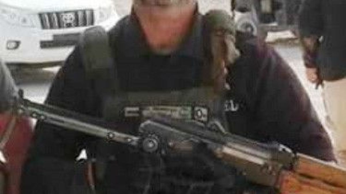 Бивше ченге, пазило депутатите от народния гняв, сега се разправя със сомалийски пирати 
