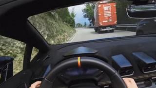 Дръжте се здраво! Погледнете пътя през очите на пилот, който лети с Lamborghini Huracan Spyder Performante (ВИДЕО)