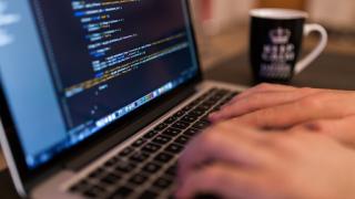 Сайтът на търговския регистър не работи, десетки чиновници се оказаха с вързани ръце 