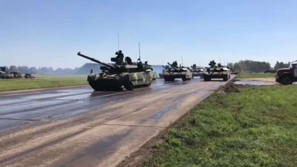 Стига показност: Украинците осмяха видеото от репетицията на военния парад за Деня на независимостта (ВИДЕО) 