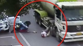  Ужасяващ инцидент! Бетоновоз мина през главата на майка на две деца, ето какво се случи (СНИМКИ/ВИДЕО 18+)
