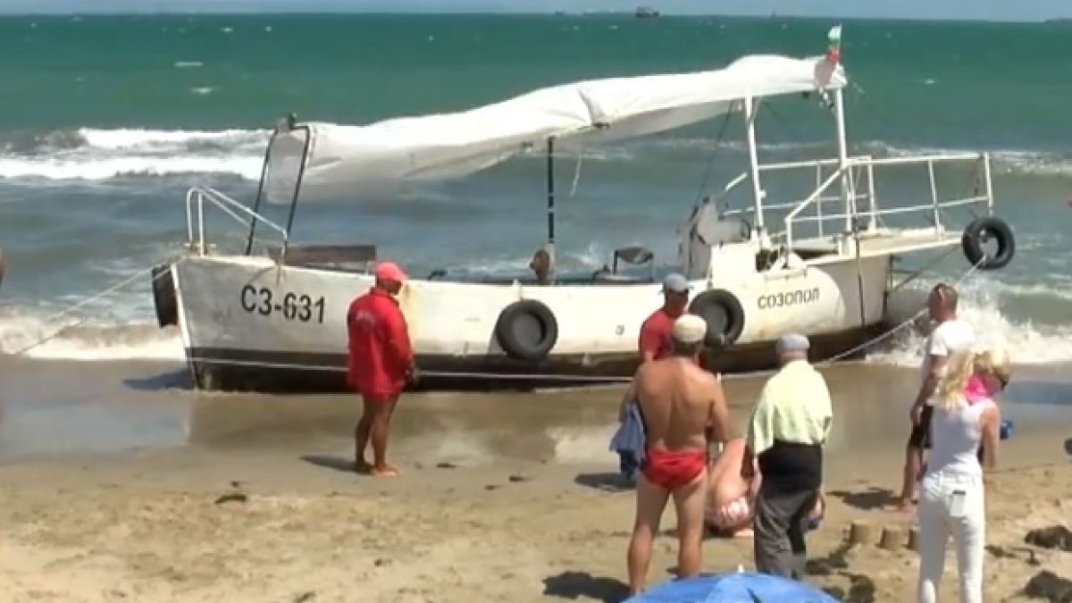 Пълен абсурд! Лодка се заби в плажа в Крайморие, капитанът искал да си купи бира (ВИДЕО)