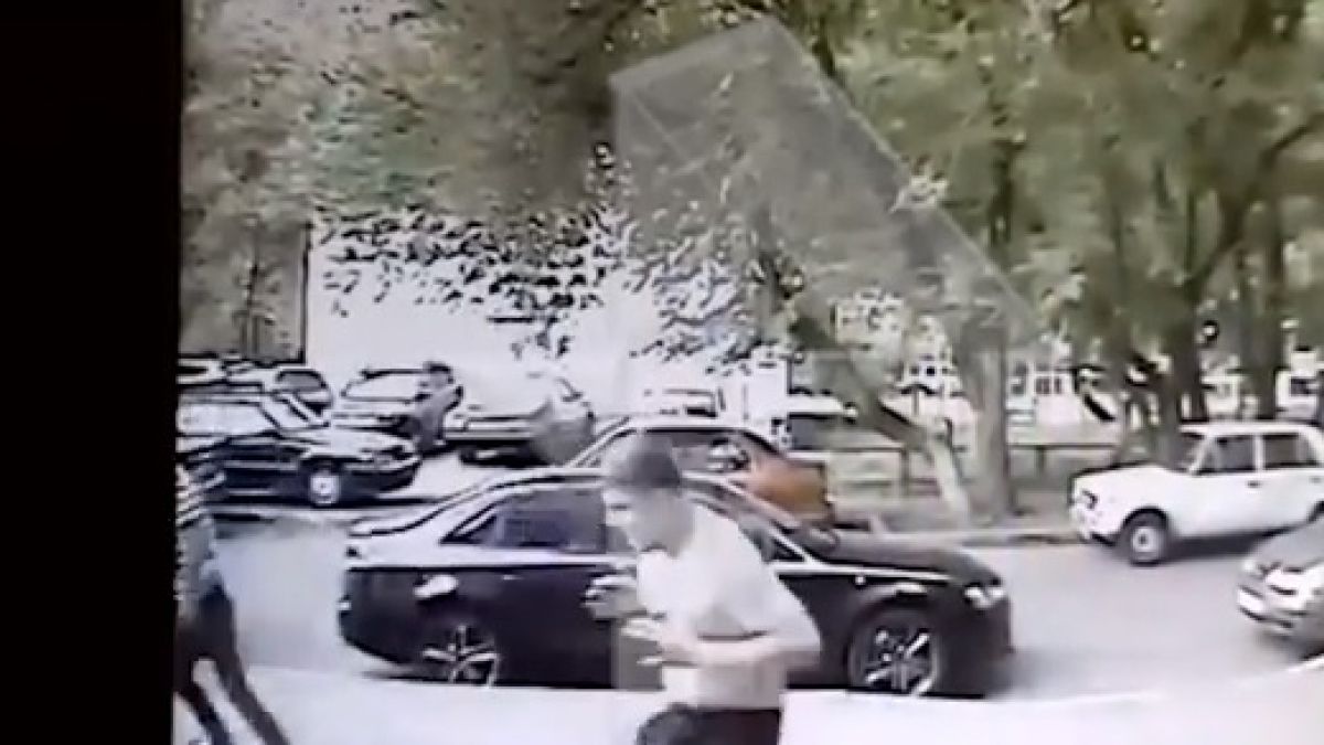 ВИДЕО 18+: Мъж умира за секунди, пронизан от преследвач с нож в гърдите