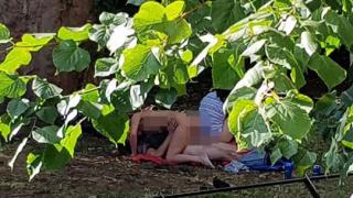 Секс оргия посред бял ден в градски парк (СНИМКИ 18+)