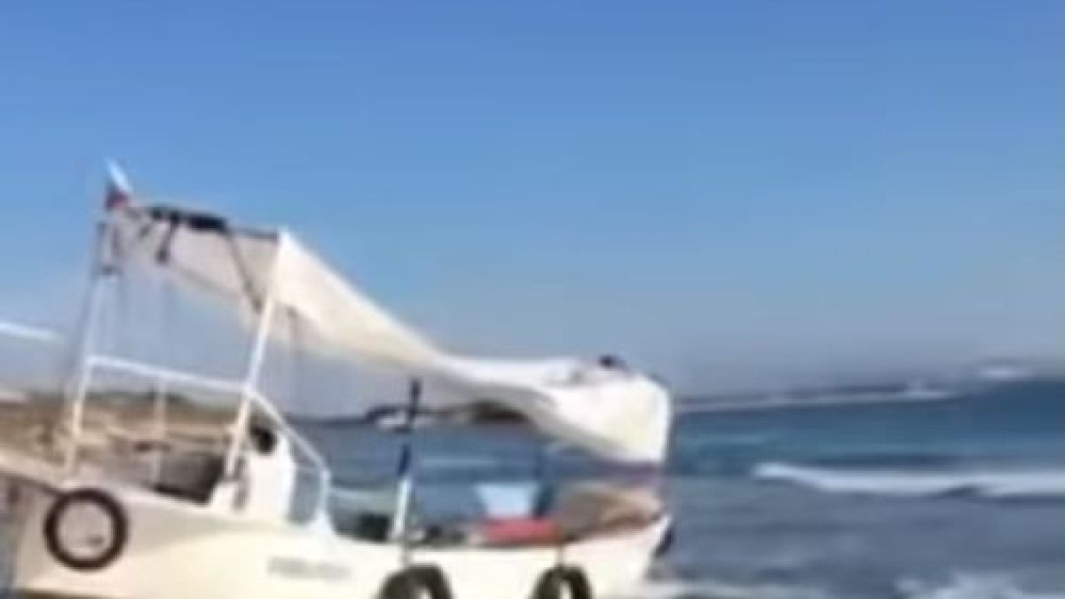 Пълен цирк в Крайморие! Ето как издърпаха на буксир заседналата лодка на капитана, който беше жаден за бира (ВИДЕО)