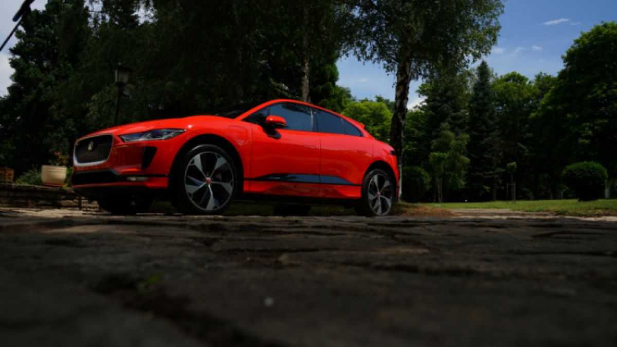 С тази машина Jaguar постави началото на нова ера, "Тесла" му диша прахта (СНИМКИ)