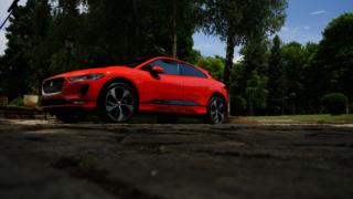 С тази машина Jaguar постави началото на нова ера, "Тесла" му диша прахта (СНИМКИ)