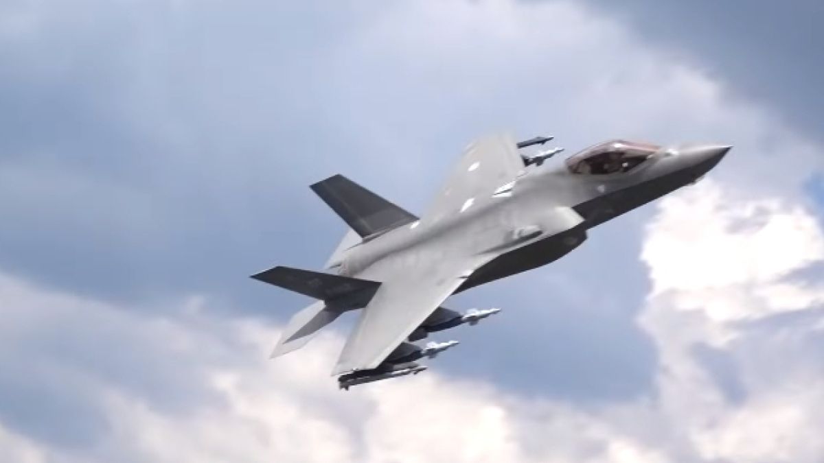 Запечатаха на ВИДЕО полет на изтребител F-35 в режим "третия ден на войната" 