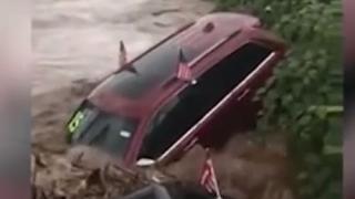 Зрелищно ВИДЕО показа как коли от автокъща "плуват" по улиците на Ню Джърси