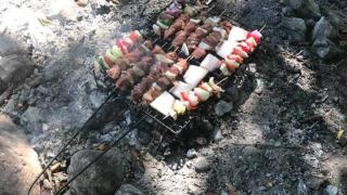 Регионалният министър демонстрира завидни кулинарни умения в гората край Априлци (СНИМКИ)