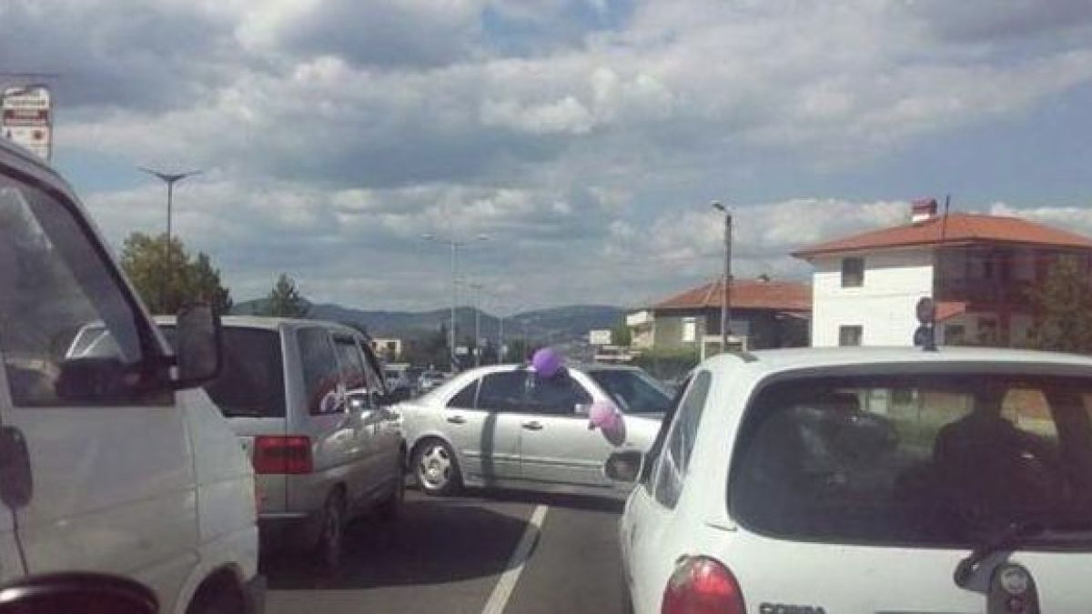 В Кърджали така се прави: Автомобил блокира движението заради колона сватбари (СНИМКИ)