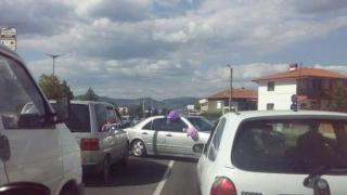 В Кърджали така се прави: Автомобил блокира движението заради колона сватбари (СНИМКИ)