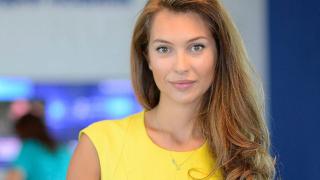 Първи СНИМКИ на бременната синоптичка Никол Станкулова на хавайско парти